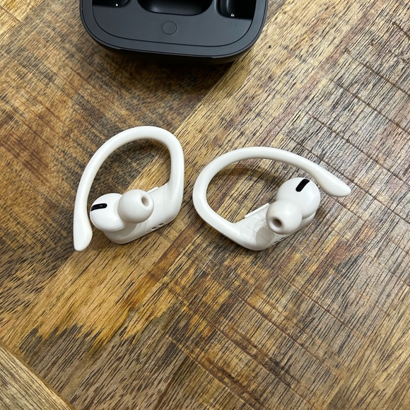 Powerbeats Pro Totally wireless headphones. Ivory. - Picture 6 of 10